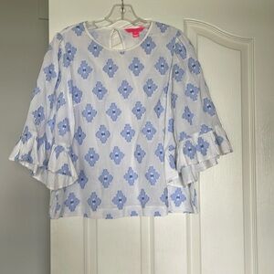 Cute top with flare sleeves